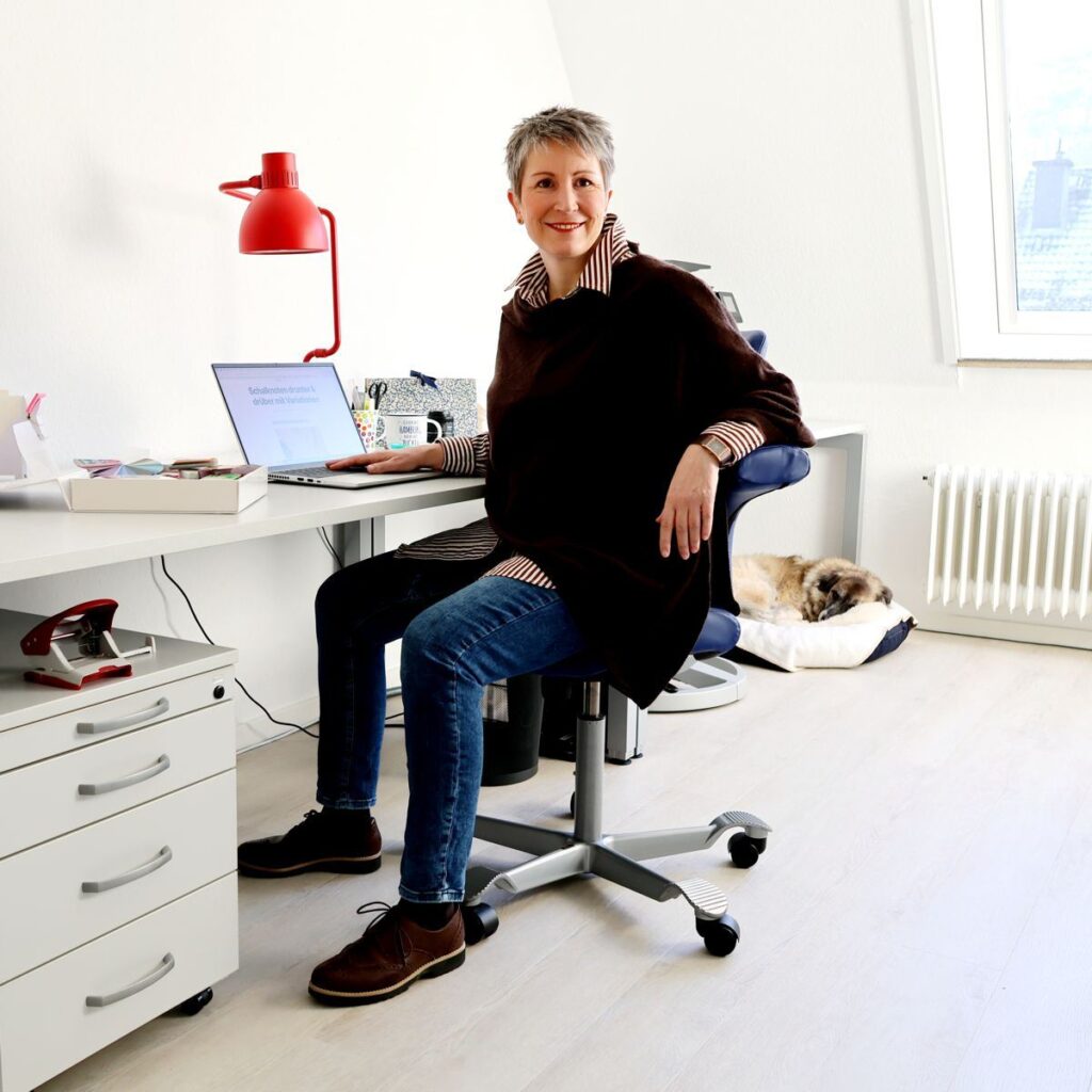 Ines Meyrose - 2023 - im Büro mit Bürohund Paul