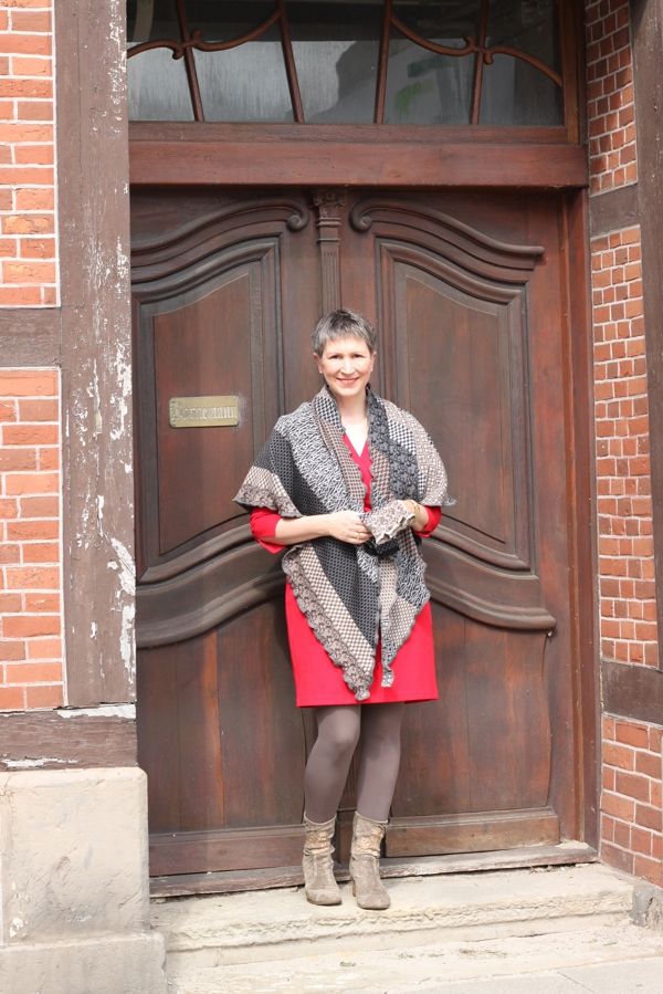 Ines Meyrose - Outfit ü40 Blogger - Variationen zum Binden eines Dreieckstuchs mit invero Dreieckstuch „Joy“ und Stulpen "Coco" Mustermix "Herbst"- rotes Kleid aus Pontéjersey mit 3/4-Ärmeln Lands`End - Leggings nur die - Stiefel - Paul Barrit - Armband Sence Copenhagen