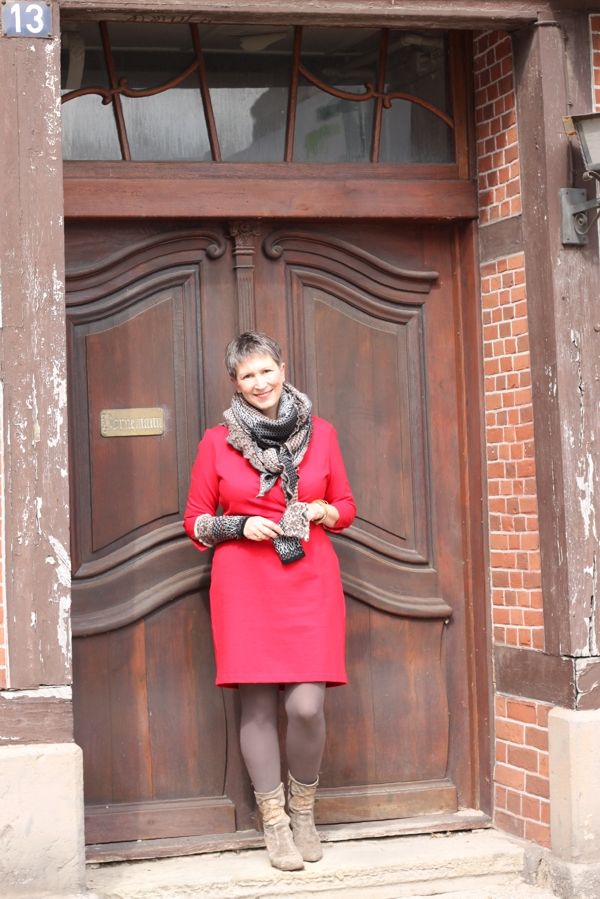 Ines Meyrose - Outfit ü40 Blogger - Variationen zum Binden eines Dreieckstuchs mit invero Dreieckstuch „Joy“ und Stulpen "Coco" Mustermix "Herbst"- rotes Kleid aus Pontéjersey mit 3/4-Ärmeln Lands`End - Leggings nur die - Stiefel - Paul Barrit - Armband Sence Copenhagen