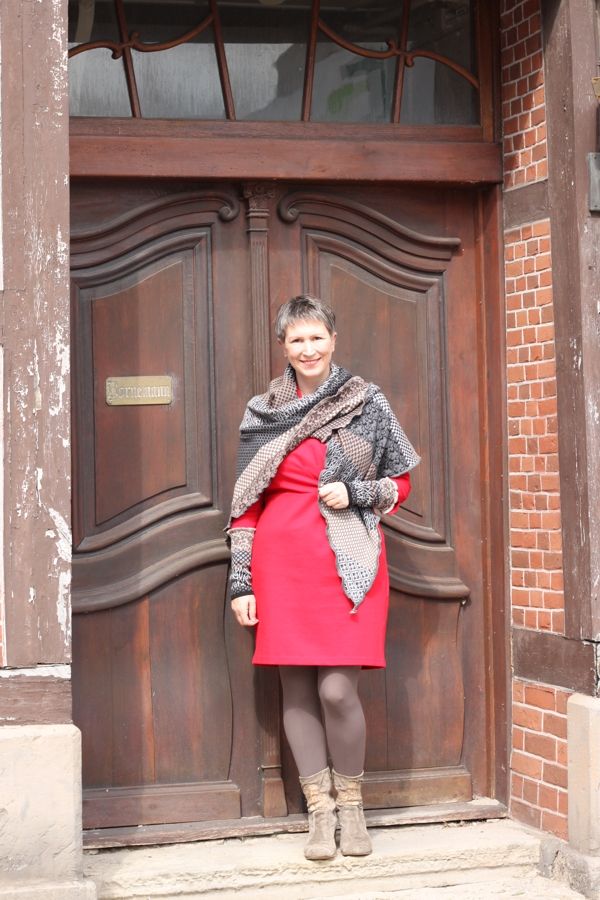 Ines Meyrose - Outfit ü40 Blogger - Variationen zum Binden eines Dreieckstuchs mit invero Dreieckstuch „Joy“ und Stulpen "Coco" Mustermix "Herbst"- rotes Kleid aus Pontéjersey mit 3/4-Ärmeln Lands`End - Leggings nur die - Stiefel - Paul Barrit - Armband Sence Copenhagen