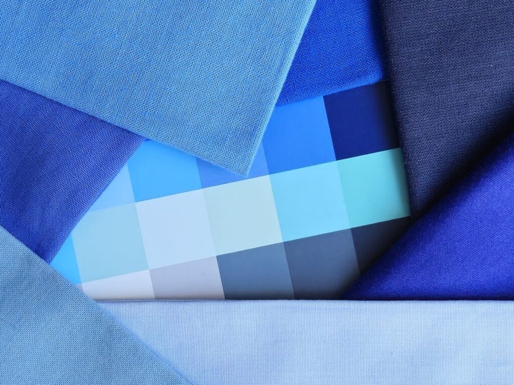 Farbkarte mit Blaunuancen zwischen Hellblau, Royalblau und Marineblau auf Analysetüchern für die Farbberatung bei Ines Meyrose
